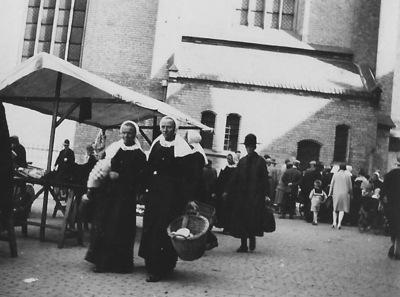 88 - Vrouwen in Veluwse klederdracht